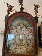 Antieke Friese Staartklok met Wekker & Datum, Antiek en Kunst, Antiek | Klokken, Ophalen of Verzenden