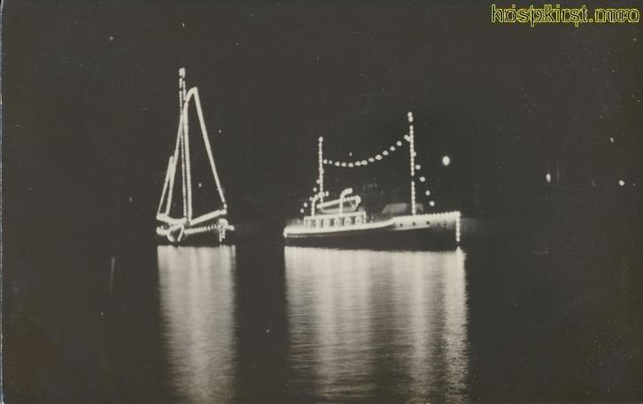 Boten verlicht - platbodem en ?? Stoomboot?? [KRST007-4601, Verzamelen, Ansichtkaarten | Nederland, Gelopen, 1920 tot 1940, Verzenden