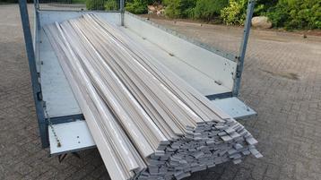 Groot aantal vuren plinten 55 x 10mm 4.9m lang beschikbaar voor biedingen