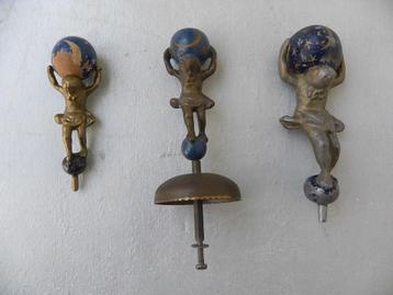 3 atlasfiguren voor klokken 2 beschikbaar voor biedingen