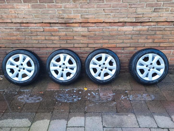 2 sets banden Opel Karl. 1 x winter en 1 x zomerbanden, Auto-onderdelen, Banden en Velgen, Banden en Velgen, Winterbanden, 15 inch