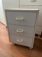 Wit nachtkastje met 3 lades en wielen eronder, Minder dan 50 cm, Gebruikt, Ophalen of Verzenden, 3 of 4 laden
