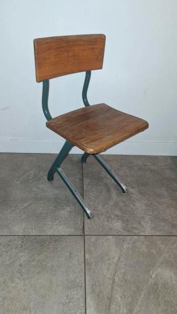 Oud schoolstoeltje. kleuter beschikbaar voor biedingen