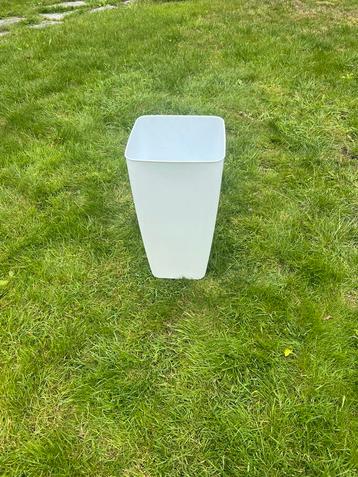 Witte middelhoge plantenbak beschikbaar voor biedingen