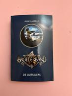 Broederband 1: De Outsiders - John Flanagan, Ophalen of Verzenden, Gelezen