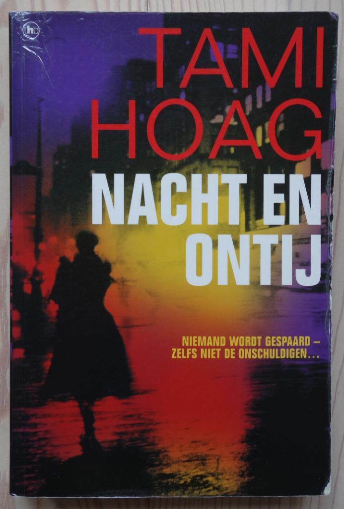 Nacht en Ontij - Tami Hoag, €5 inclusief verzendkosten, Boeken, Thrillers, Zo goed als nieuw, Verzenden