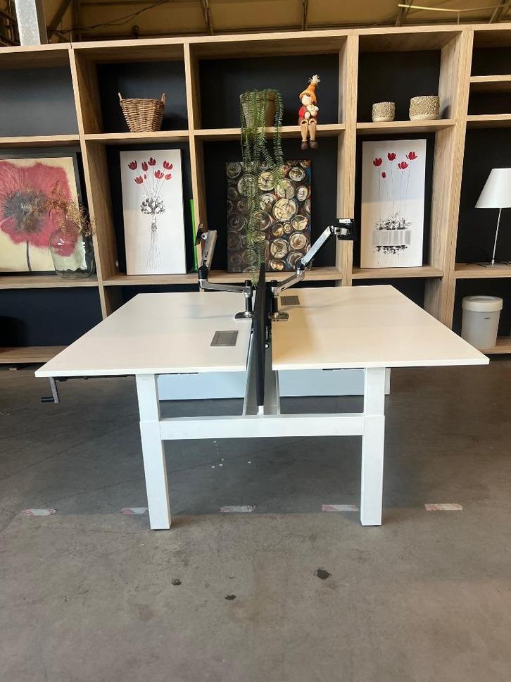 Ahrend duo-bureau slinger/monitor arm/stopcontact, 100 stuks, Huis en Inrichting, Bureaus, Gebruikt, Bureau, In hoogte verstelbaar