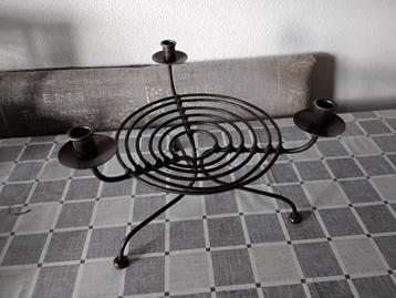 Mooie smeedijzeren 3 poot kandelaar met schaal  beschikbaar voor biedingen