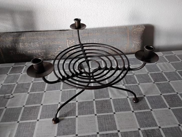 Mooie smeedijzeren 3 poot kandelaar met schaal, Antiek en Kunst, Curiosa en Brocante, Ophalen