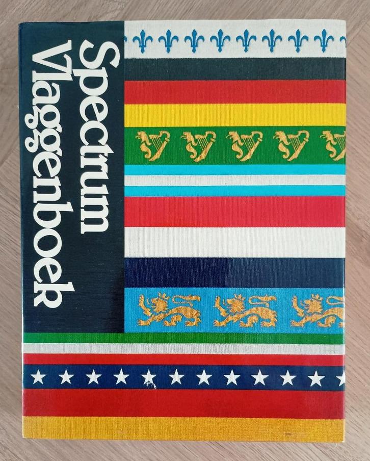 Spectrum Vlaggenboek - Whitney Smith., Boeken, Geschiedenis | Wereld, Zo goed als nieuw, Ophalen of Verzenden