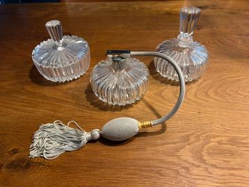Mooie 3 delige vintage make-up set van bewerkt glas beschikbaar voor biedingen