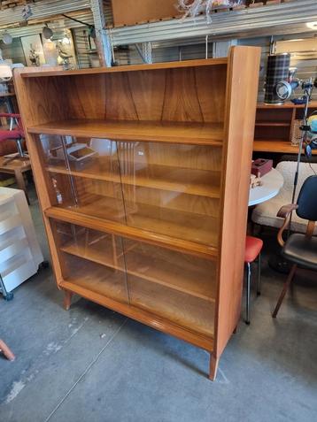 Vintage vitrinekast jaren 60 Tsjechoslowakije  beschikbaar voor biedingen
