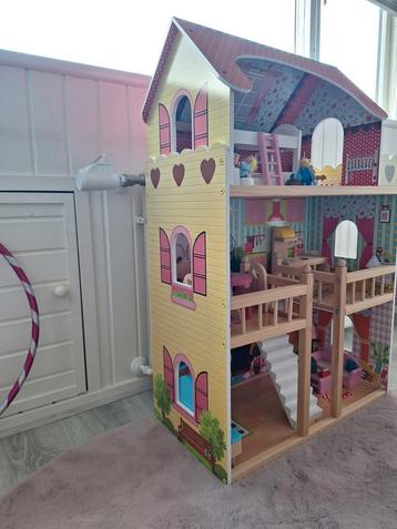 Poppenhuis van hout beschikbaar voor biedingen