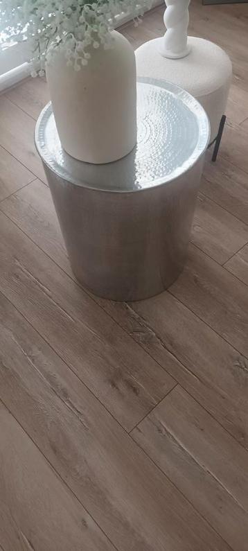 Bijzettafel beschikbaar voor biedingen