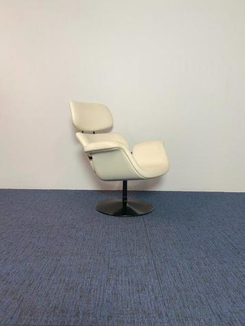 2 x Design draaifauteuil Artifort Big Tulip - wit leder beschikbaar voor biedingen