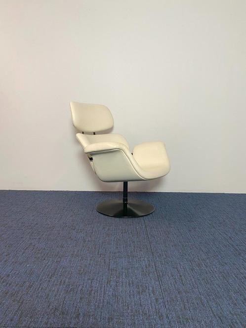2 x Design draaifauteuil Artifort Big Tulip - wit leder, Huis en Inrichting, Fauteuils, Gebruikt, Leer, Metaal, 75 tot 100 cm