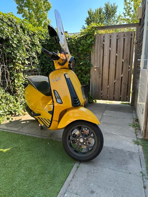 Vespa sprint Black&yellow edition tip top! 45km geel kenteke, Fietsen en Brommers, Scooters | Vespa, Zo goed als nieuw, Ophalen of Verzenden