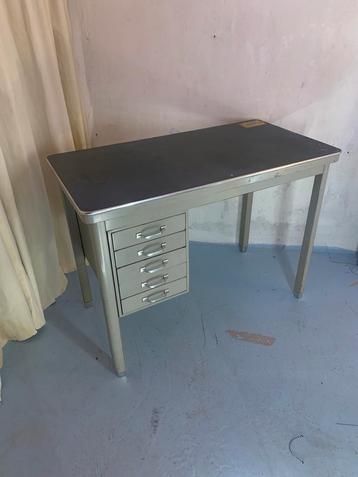 Vintage Industrieel Bureau - Klein met Lades beschikbaar voor biedingen