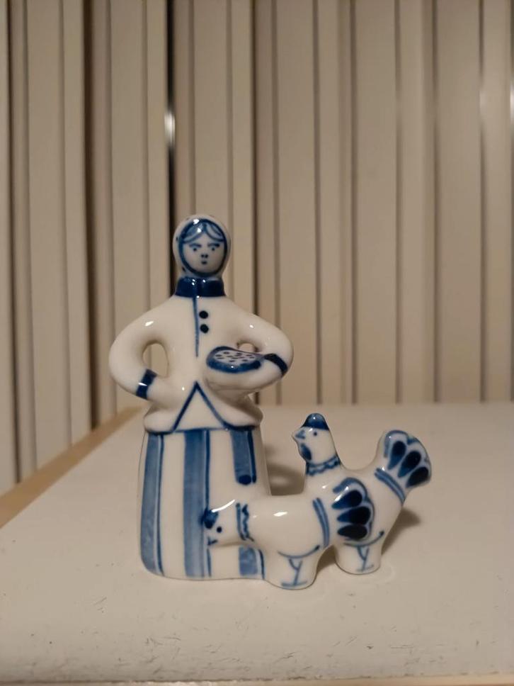 Gzhel Porseleinen Beeldje - Vrouw met kippen, Antiek en Kunst, Antiek | Porselein, Ophalen of Verzenden