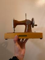 Vintage USSR Hand Naaimachine Decoratie Object Verzamelobjec, Antiek en Kunst, Antiek | Naaimachines, Ophalen of Verzenden