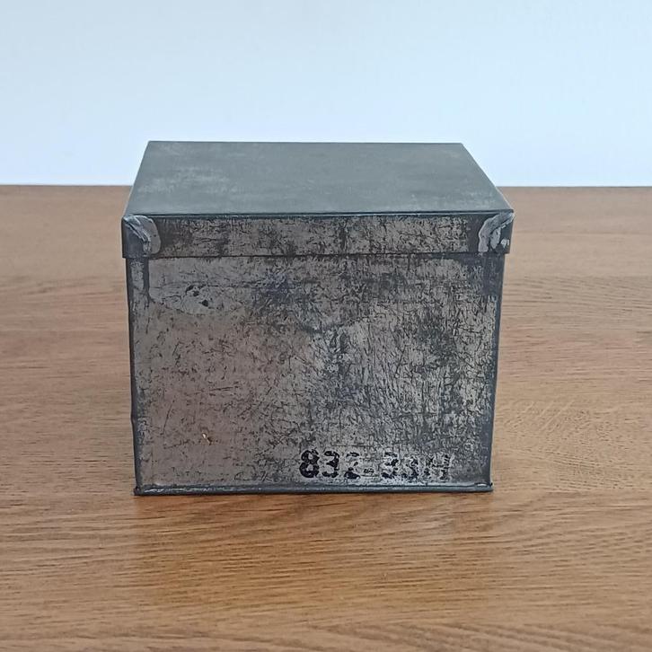 Metalen blikje met nummer, Verzamelen, Blikken, Gebruikt, Overige, Overige merken, Ophalen of Verzenden