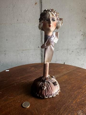 Vintage Art Deco sierpop / speldenkussen – jaren 20–30 beschikbaar voor biedingen