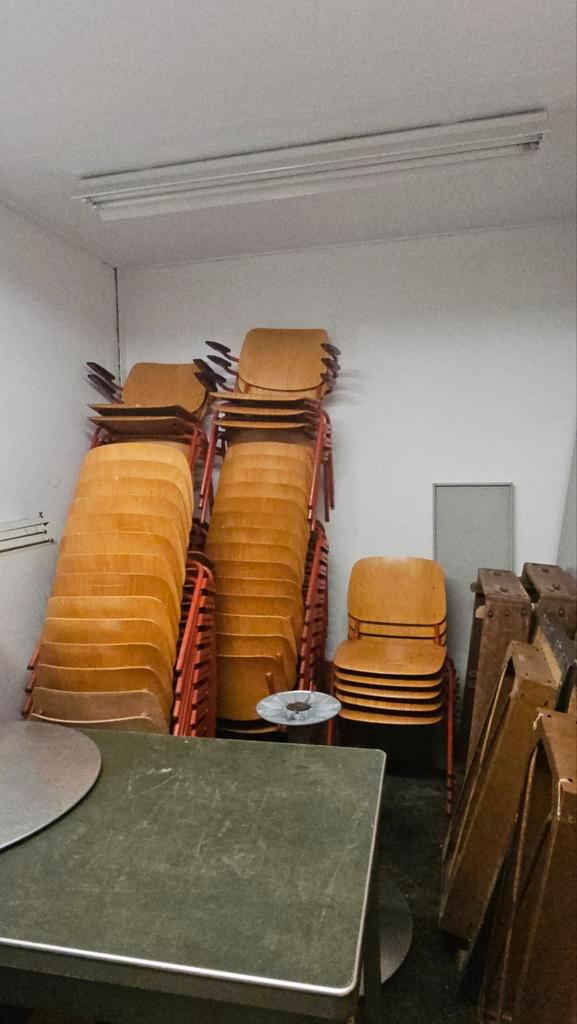 Partij Makro Schoolstoelen 25 stuks, Huis en Inrichting, Stoelen, Gebruikt, Vijf, Zes of meer stoelen, Hout, Metaal, Bruin, Ophalen of Verzenden