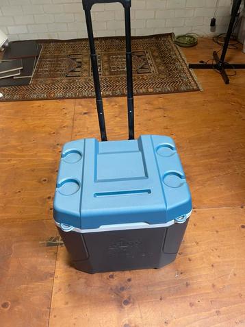 Koelbox igloo 51 ltr op wieltjes en handvat  beschikbaar voor biedingen