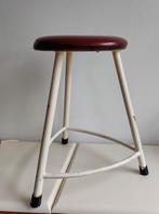 Vintage kruk driepoot rode zitting wit metaal Friso Kramer, Huis en Inrichting, Ophalen, Gebruikt, Staal