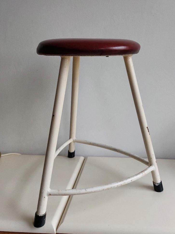 Vintage kruk driepoot rode zitting wit metaal Friso Kramer, Huis en Inrichting, Krukjes, Gebruikt, Staal, Ophalen