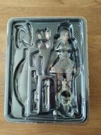 Lara croft figuur figurine 24 cm met standaard, Ophalen of Verzenden, Zo goed als nieuw