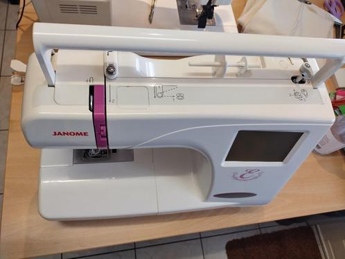 Te koop aangeboden: Borduurmachine Janome met accessoires, Hobby en Vrije tijd, Borduren en Borduurmachines, Zo goed als nieuw