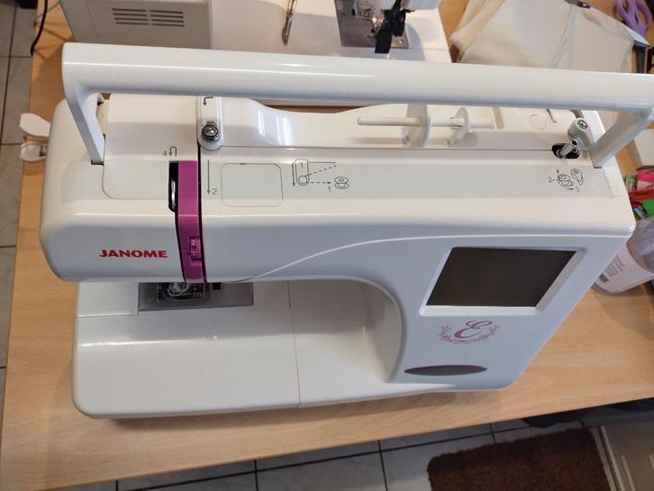 Te koop aangeboden: Borduurmachine Janome met accessoires, Hobby en Vrije tijd, Borduren en Borduurmachines, Zo goed als nieuw