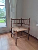 Charmante hoekstoel met gedraaide poten, Ophalen, Riet of Rotan, Gebruikt, Bruin