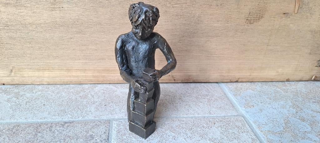 Bronzen beeldje - Meisje speelt met blokken (13 cm), Ophalen of Verzenden