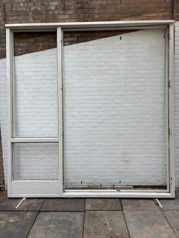 Hardhouten deurkozijn met openslaande deuren beschikbaar voor biedingen