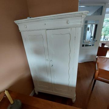 wit grenen kast met bovenlade beschikbaar voor biedingen