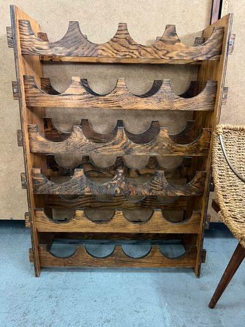 Vintage houten wijnrek – handgemaakt voor 24 flessen beschikbaar voor biedingen