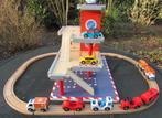 Houten garage met houten treinrails, Kinderen en Baby's, Speelgoed | Houten speelgoed, Ophalen of Verzenden, Gebruikt