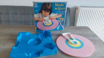 Vintage jaren 80 modewijzer MB mode wijzer modelen tekenen  beschikbaar voor biedingen
