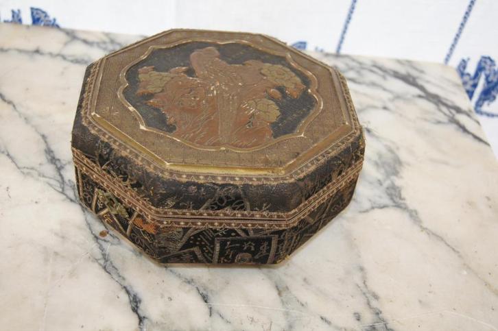 8 Kantig kistje ( Bewerkt Antiek, Antiek en Kunst, Kunst | Beelden en Houtsnijwerken, Ophalen of Verzenden
