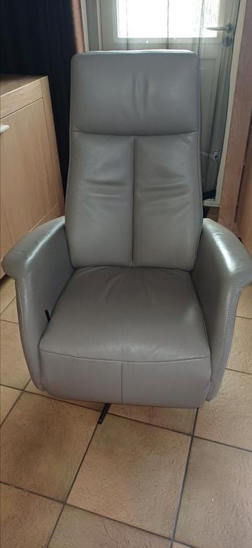 Echt lederen verstelbare fauteuil met voeten ondersteuning

 beschikbaar voor biedingen