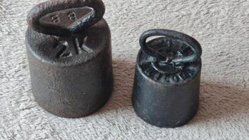 2 antieke gewichten voor weegschaal - 2 kg en 1 kg beschikbaar voor biedingen
