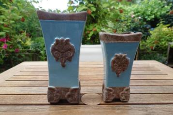 2 prachtige hemels blauwe vazen van aardewerk beschikbaar voor biedingen