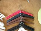 Houten kledinghangers verschillende kleuren, Ophalen of Verzenden, Gebruikt, Hout, Kinderen en Volwassenen