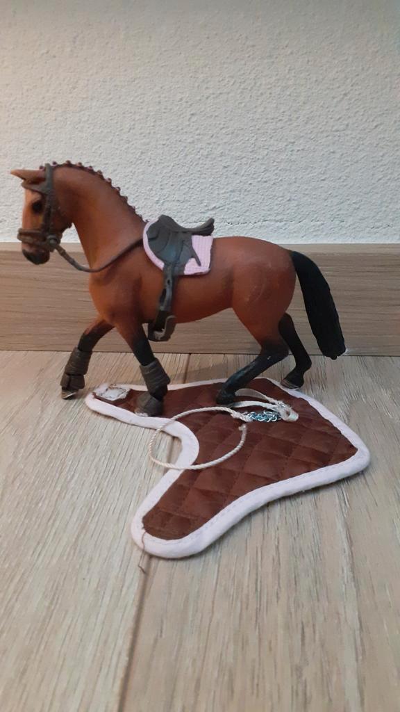 Schleich Dressuur Merrie 13817 met Deken & Zadel, Kinderen en Baby's, Speelgoed | Overig, Gebruikt, Jongen of Meisje, Ophalen