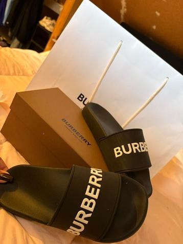 Originele Burberry Slippers beschikbaar voor biedingen