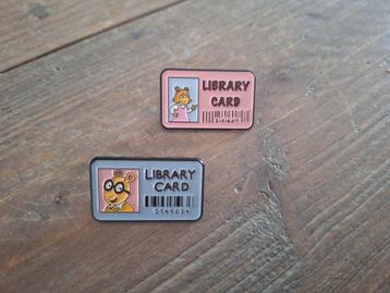 2 leuke pins van abonnementen voor de bibliotheek te koop beschikbaar voor biedingen