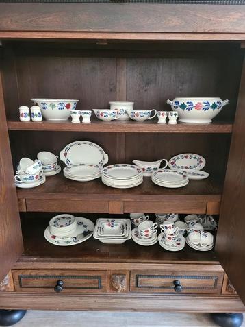 Oud boerenbont servies beschikbaar voor biedingen