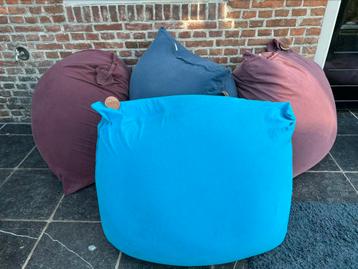 Blauwe zitzak beschikbaar voor biedingen
